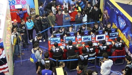 FunPlus Phoenix 和 Top Esports 在 LPL 分裂 2 2025 中取得胜利