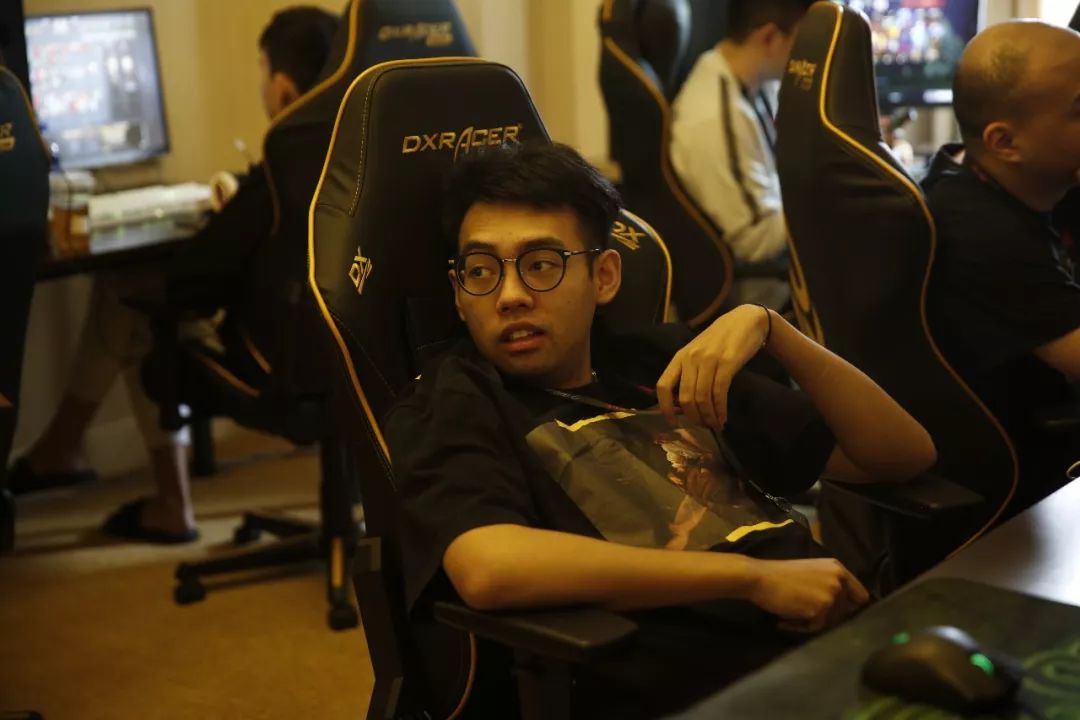 李青在713天后回到了中路，并且 Doinb 赢得了他复出后的首场胜利！